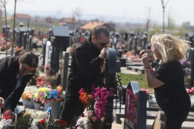 (FOTO, VIDEO) Prošlo je tri godine, a njen ubica šeta slobodan: Porodica Marjanović dala pomen Jeleni