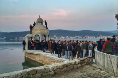 (FOTO, VIDEO) Građani odbranili krstionicu u Tivtu, policija se povukla!