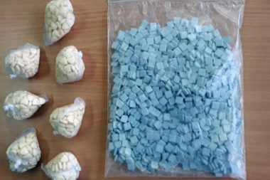 VELIKA ZAPLENA U NOVOM SADU: U stanu krio na hiljade tableta opojnih droga i oružje
