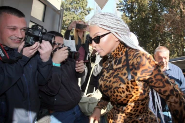 Na sud ne može da stigne, ali zato na snimanje može: JK stigla u studio "Zvezda Granda"!