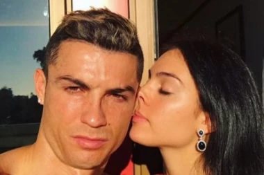 (FOTO) Kakvu ribetinu šeta Kristijano: Georgina prostire veš u vrućem i provokativnom izdanju - samo u gaćicama!