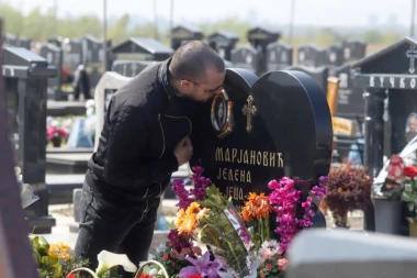 POSLEDNJI SNIMAK ŽIVE JELENE MARJANOVIĆ: Niko nije slutio da će poslednji put se latiti mikrofona, a svi gledaju u Zoranovo ponašanje! (VIDEO)