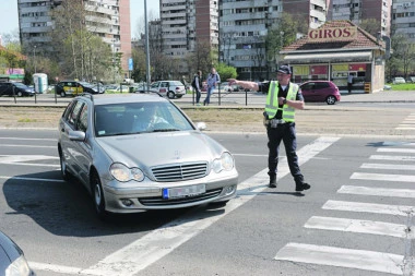 UHAPŠEN POLICAJAC U LESKOVCU: Zaustavio maloletnika bez vozačke, pa primio mito i PUSTIO ga!