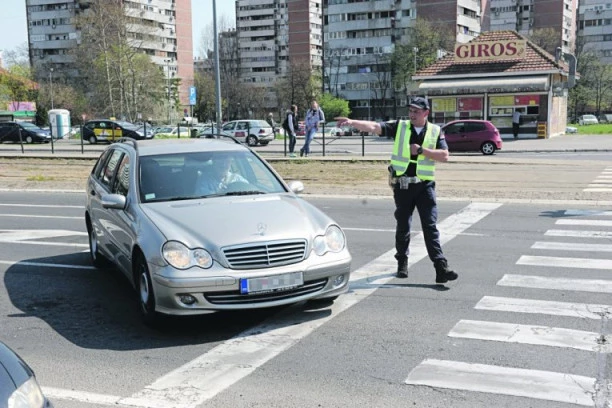 SAOBRAĆAJNA POLICIJA APELUJE: Praznike proslavite odgovorno, ne dovodite u opasnost sebe i druge učesnike brzom vožnjom!