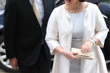 Otkrivena strogo čuvana tajna: Evo za koje usluge Šiptari plaćaju supruzi Tonija Blera pola miliona evra!