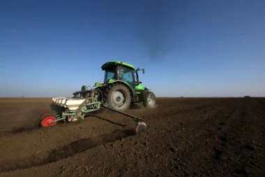 Odlična vest za preduzetnike: Besplatna sredstva POLJOPRIVREDNICIMA