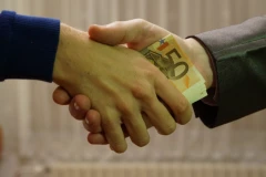 PALI U NIŠU: Policija prekinula prodaju narkotika i zaplenila novac i kokain