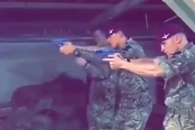 (VIDEO) Britanski vojnici u Avganistanu izrešetali sliku lidera opozicije!