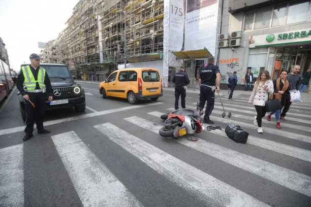 MOTOCIKLISTA UDARIO DEVOJKU! Ona sa prelomom potkolenice prebačena na VMA