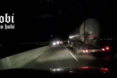 (VIDEO) Pojavio se stravičan snimak nesreće kod Pupinovog mosta: Kamera zabeležila direktan sudar "dačije" i džipa