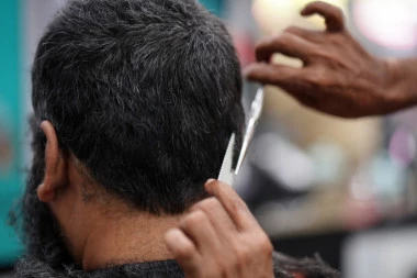 "ŠIŠAM UZ KINESKU MUZIKU" Genijalna marketinška strategija jedne frizerke koja je postala milionerka preko noći! (VIDEO)