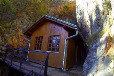 (VIDEO) Titova pećina u Drvaru zatvorena za turiste: Odron uništio čuvenu drvenu baraku