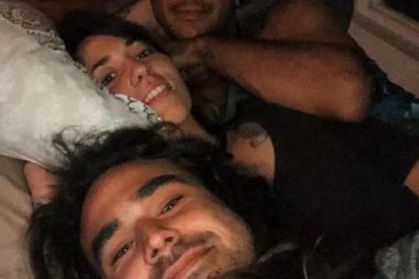 (VIDEO) Zanemećete od šoka! Devojka uživa u ljubavi sa dva momka: Se*s utroje je tako prirodan!