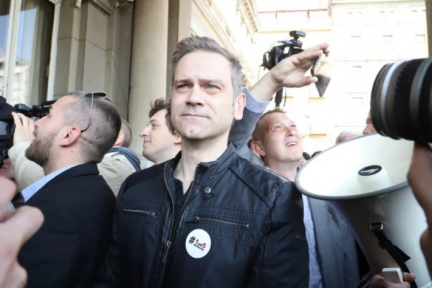 VIDELI SMO ŠTA I KOLIKO ZNAŠ: Borko se pohvalio da je odbranio master, ALI JE OVO ZABORAVIO DA POMENE