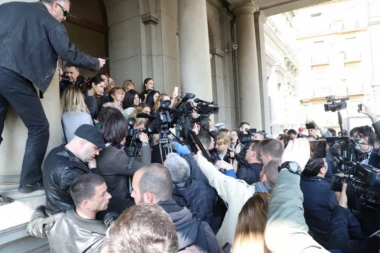 Boškovi junaci hteli da gaze preko žena: Nasilni upad u Skupštinu grada