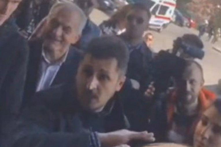 (VIDEO) Jeremićev odbornik krenuo da bije ženu!