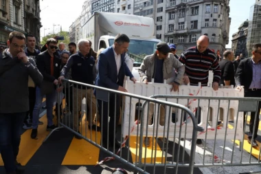 (VIDEO) Boškova razularena grupa nastavila da divlja po gradu: U Kolarčevoj ulici napali radnike!