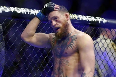 (VIDEO) Mekgregor prešao granicu: Deda odbio Konorov viski, MMA borac ga udario u glavu!