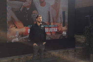 Nema podršku porodice: Stefan Živojinović sam na promociji nove pesme!