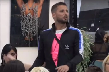 Opušteno skinuo pantalone: Marko se zatvorio u ormar sa njom, pa joj pokazao čime raspolaže!