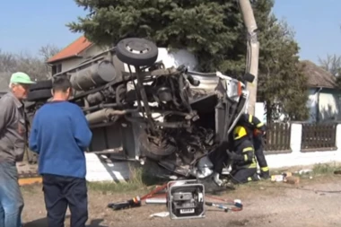 (VIDEO) Stravičan sudar kod Obrenovca: Kamion se zakucao u banderu, zamalo da udari u kuću