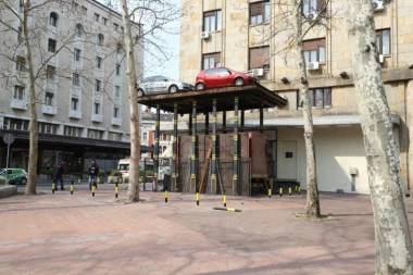 Trg Nikole Pašića pretvorili u parking: Nema kraja bahatosti pojedinih vozača