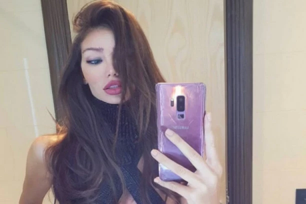 (FOTO) SORAJI SEVNULO MEĐUNOŽJE U SRED EMISIJE: Ovome se nije nadala!