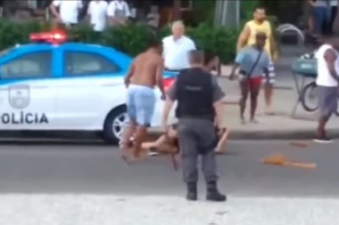 (VIDEO) Stolica, pa palica u glavu dok policajac nemo posmatra