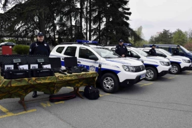 (FOTO) Pogledajte šta je naš MUP dobio od Nemačke - 29 vozila, detektore za drogu i eksploziv...