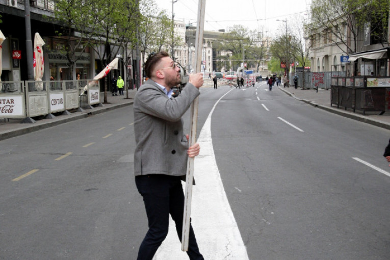 (FOTO) Vandali SZS opet sklanjaju ogradu kod Trga republike
