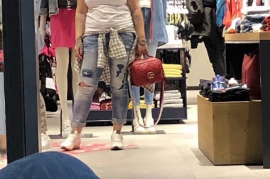 (PAPARACO) Seka uhvaćena bez fotošopa, salo kipi na sve strane!