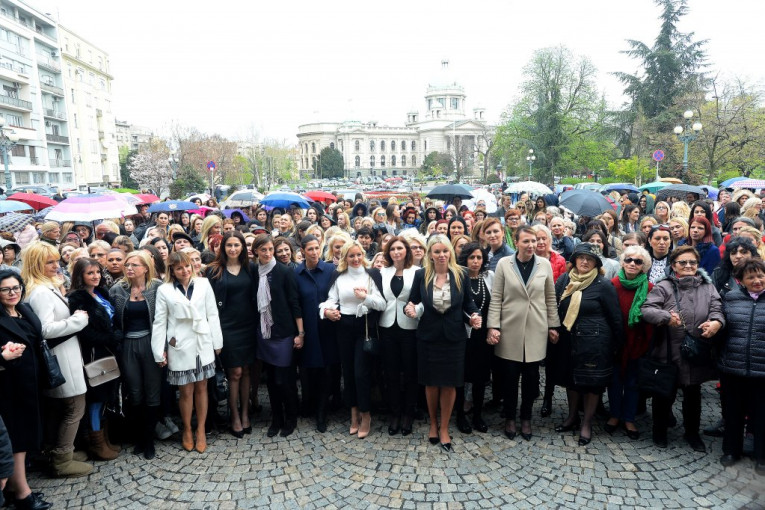 "Žene su pobedile nasilje": 400 članica SNS se okupilo ispred Starog dvora