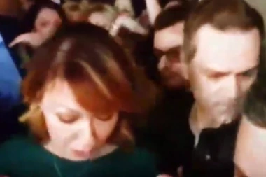 (VIDEO) Isplivao najbrutalniji snimak divljanja opozicije: Borko Stefanović obara na pod majku jednogodišnjeg deteta