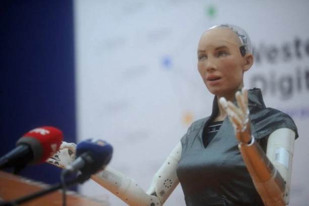 (VIDEO) ROBOT SOFIJA NAPRAVILA UMETNIČKO DELO I PRODALA GA ZA 700.000 DOLARA! Posle ovoga najavila je da ulazi u svet muzike