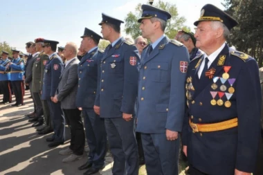 Vulin i Vesić položili vence na Spomenik pilotima braniocima Beograda u Drugom svetskom ratu