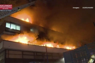 (VIDEO) Ogroman požar u Parizu, 80 vatrogasaca gasilo vatru: Pogledajte trenutak stravične eksplozije!