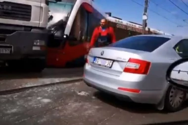 Saobraćajka kod Starog savskog mosta: Sudarili se automobil i tramvaj