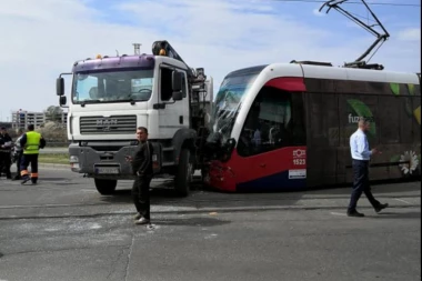 (FOTO) Papreno! Evo koliko će koštati popravka tramvaja uništenog u sudaru kod Mostarske petlje