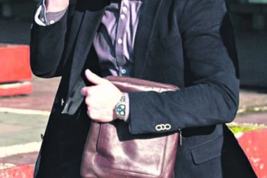 MAKRO OSTAJE U PRITVORU, U ZNAK PROTESTA PUSTIO BRADU! Suđenje odloženo jer nisu došle da svedoče njegove "prodavačice ljubavi"