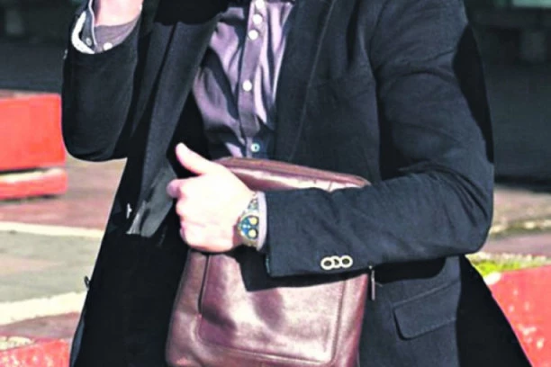 MAKRO OSTAJE U PRITVORU, U ZNAK PROTESTA PUSTIO BRADU! Suđenje odloženo jer nisu došle da svedoče njegove "prodavačice ljubavi"