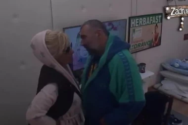 (VIDEO) Dohvatio je s leđa nad lavaboom: Objavljen snimak se*sa Suzane i Mikija!