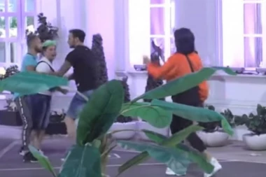 (VIDEO) Matora pobesnela, obezbeđenje reagovalo! Aleksandra tvrdi: Sanja je prostitutka, je*e se za pare sa oženjenim fudbalerom!