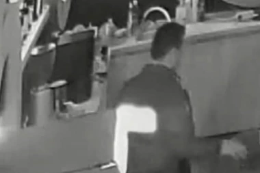 (VIDEO) Sramota tzv. kosovske policije! Snimak uzburkao javnost: Pogledajte kako policajac krade novčanik tokom racije!