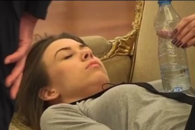 (VIDEO 18+) Uznemirujuće scene! Žabac odalamio Milijanu: Zavalio joj šamarčinu, pa joj protresao celu glavu!