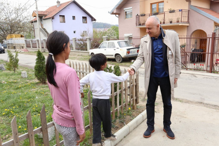 (FOTO) Danas je Svetski dan Roma: Gradonačelnik Radojičić obišao porodicu Sulejmani