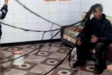 (VIDEO) Nije se šišao 54 godine: Pogledajte zašto je negova frizura noćna mora za frizere!