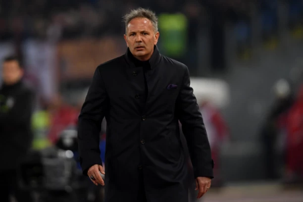 MIHA NA NEBU DIŽE KRAGNU: Mnoge legende, članovi porodice i prijatelji Siniše Mihajlovića na Marakani (VIDEO, FOTO)