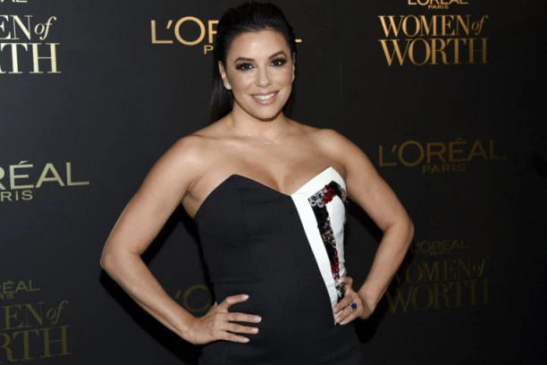 Kako joj ovo polazi za rukom? Stomak joj izgleda nestvarno, svi se pitaju koja je tajna Eve Longorije!