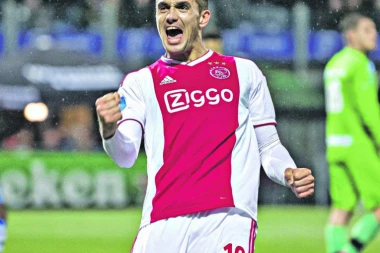 (VIDEO) Šta mu bi? Tadić ošamario Neresa usred proslave gola!