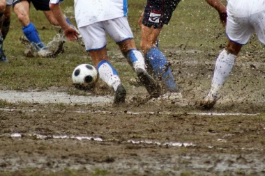 Srpsko fudbalsko blato: Fudbaler PRETUČEN u svlačionici!